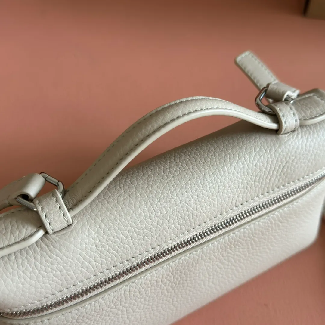 p1160💋💋💋【Original leather configuration counter complete set of packaging】 𝐋𝐨𝐫𝐨 𝐏𝐢𝐚𝐧@ Extra pocket L19 series handbag/crossbody bag, all steel, the most comfortable life is the undefined life, just like loro The material design of pian@ does not require complicated design styles. The simple and soft outline is elegant and durable, like an exquisite cosmetic case, which perfectly balances appearance and functionality. The leather is delicate and feels as soft as butter. The small bag has a large capacity. It is not only portable with a thin shoulder strap, but can also be worn cross-body. Sisters who have a special liking for minimalist style can buy it. It is simple and versatile. The simpler, the more different. Stars and Instagram celebrities are all planting it. There are two sizes of 19 cm and 27 cm. One is exquisite and casual, and the other is elegant and grand. Size: Small: length 19×width 7×height 12cm (